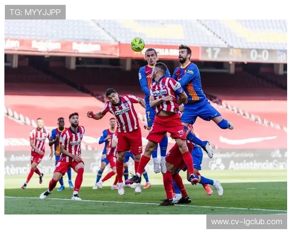 深度解析足球比赛中滑铲战术的应用要点与攻防转换策略全面分析