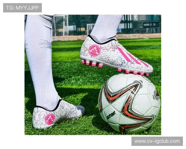 碎钉足球鞋女生鸳鸯色设计时尚潮流兼具运动性能舒适感